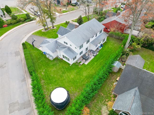 1560 Pebble Lane, Hewlett, NY 11557