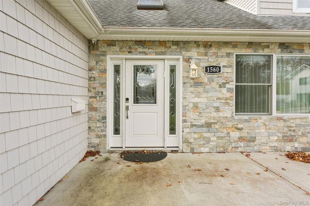 1560 Pebble Lane, Hewlett, NY 11557