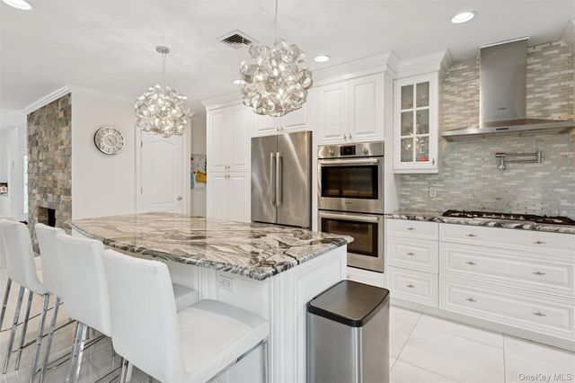 1560 Pebble Lane, Hewlett, NY 11557