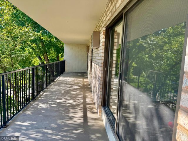 10511 Cedar Lake Road 309, Minnetonka, MN 55305