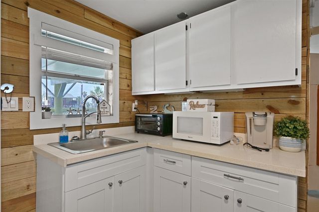 611 Fort Velasco Drive, Surfside Beach, TX 77541