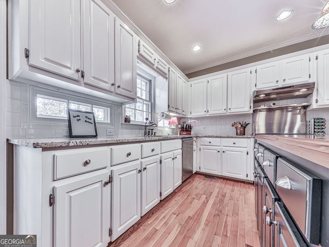 527 Fairway Drive, Woodstock, GA 30189