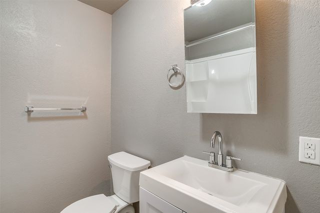 100 Henderson Street, Waxahachie, TX 75165