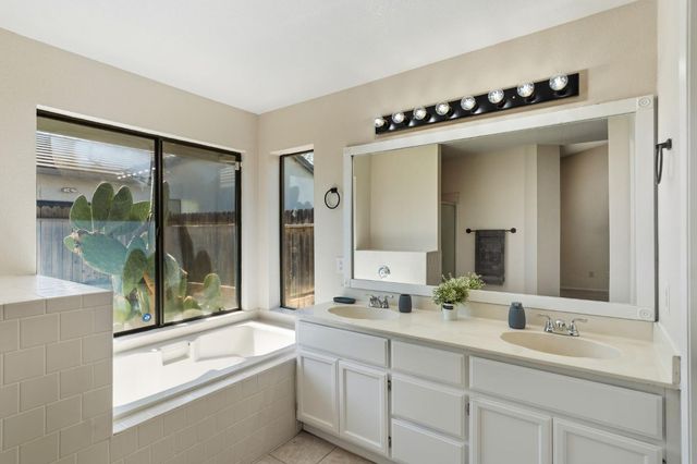 914 Cedar Canyon Cir, Galt, CA 95632