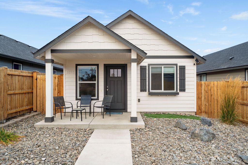 3246 NW 9th Street, Redmond, OR 97756