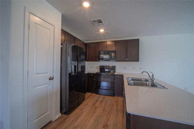 301 Rancho Del Cielo LOOP, Jarrell, TX 76537