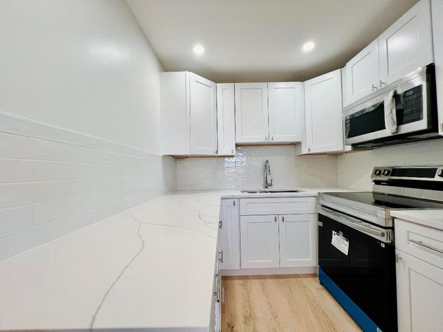 130 Chatham F, West Palm Beach, FL 33417