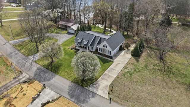 517 Bluff Dr, Winchester, TN 37398