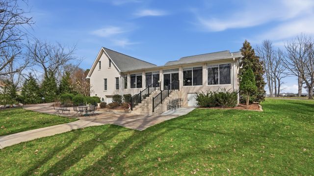 517 Bluff Dr, Winchester, TN 37398