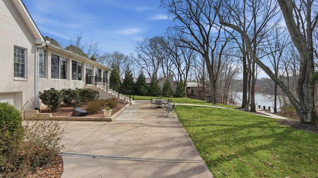 517 Bluff Dr, Winchester, TN 37398