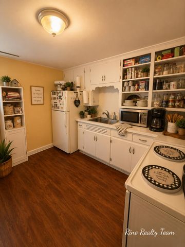 18 E Montgomery Street, Hillsdale, MI 49242