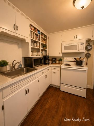 18 E Montgomery Street, Hillsdale, MI 49242