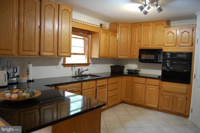 1983 HORSE SHOE DR, Vienna, VA 22182