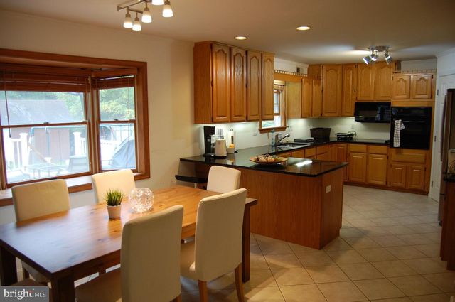 1983 HORSE SHOE DR, Vienna, VA 22182