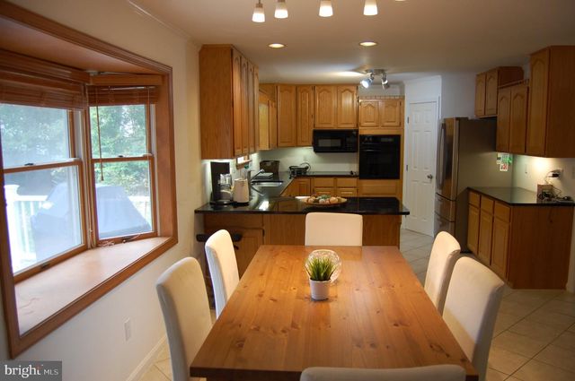 1983 HORSE SHOE DR, Vienna, VA 22182