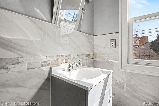 5210 Middlesex Street, Dearborn, MI 48126