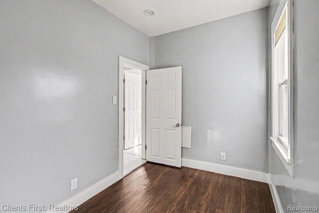 5210 Middlesex Street, Dearborn, MI 48126