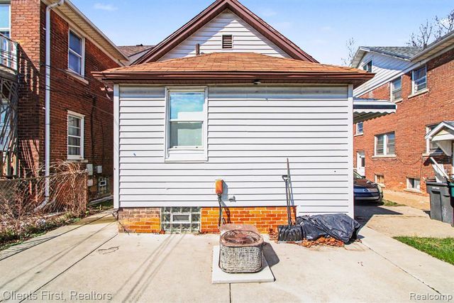 5210 Middlesex Street, Dearborn, MI 48126