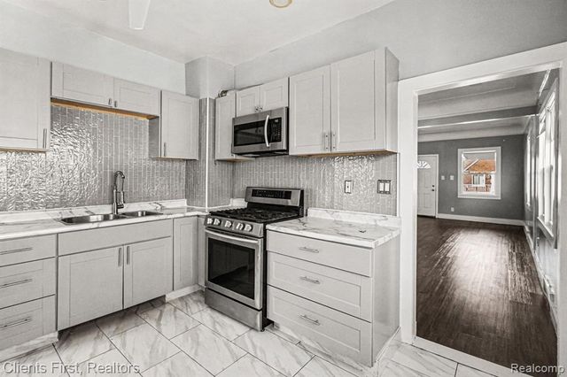 5210 Middlesex Street, Dearborn, MI 48126