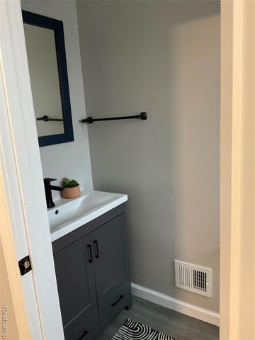 21650 Kipling Street, Oak Park, MI 48237