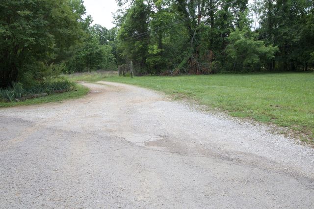 5 Poplar Ridge Ln, Chapmansboro, TN 37035