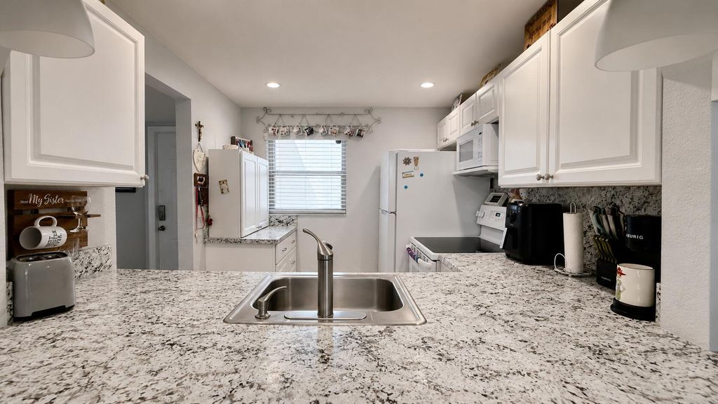 9480 Poinciana Place 201, Davie, FL 33324