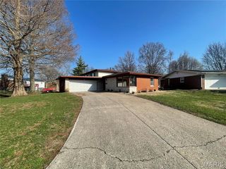 40 Rugby Drive, Belleville, IL 62226