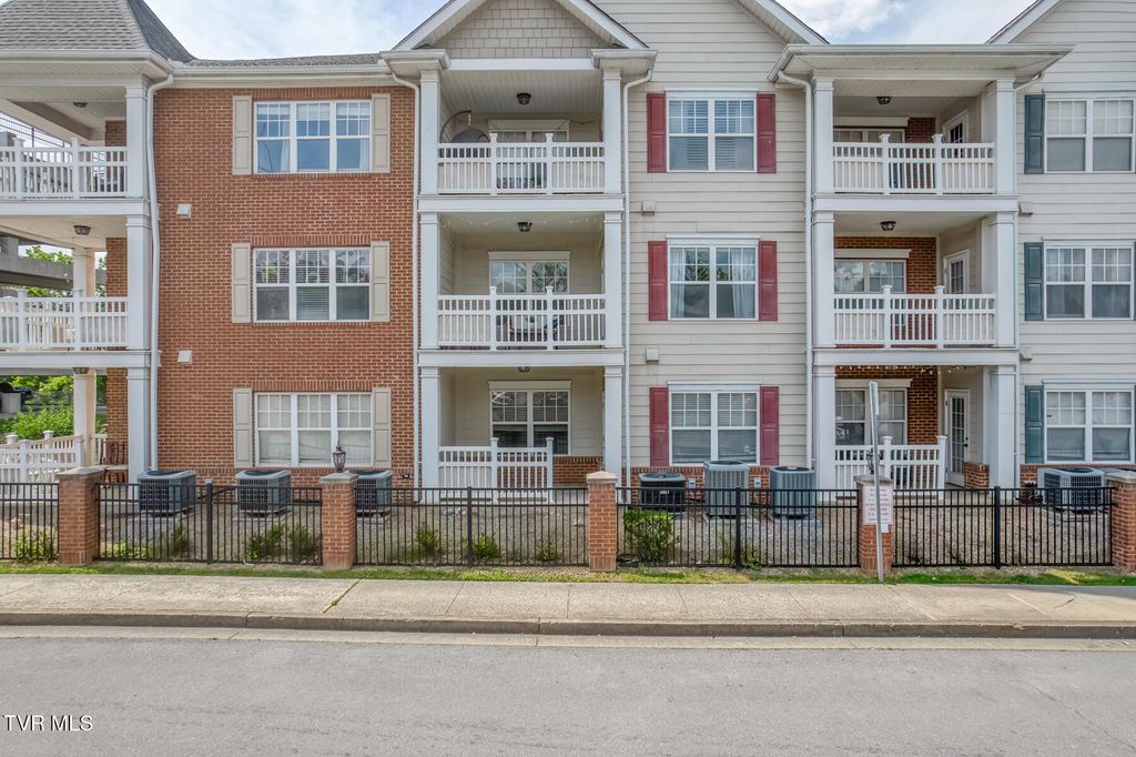 2008 Millennium Place Apt 209, Johnson City, TN 37604