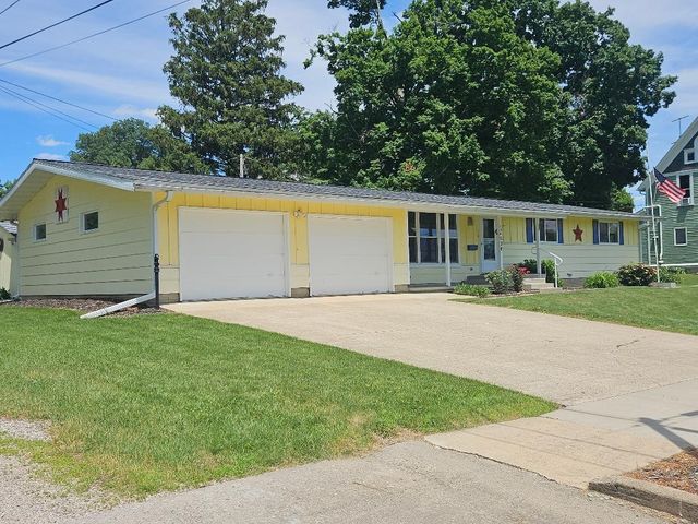 808 18th Street, Belle Plaine, IA 52208