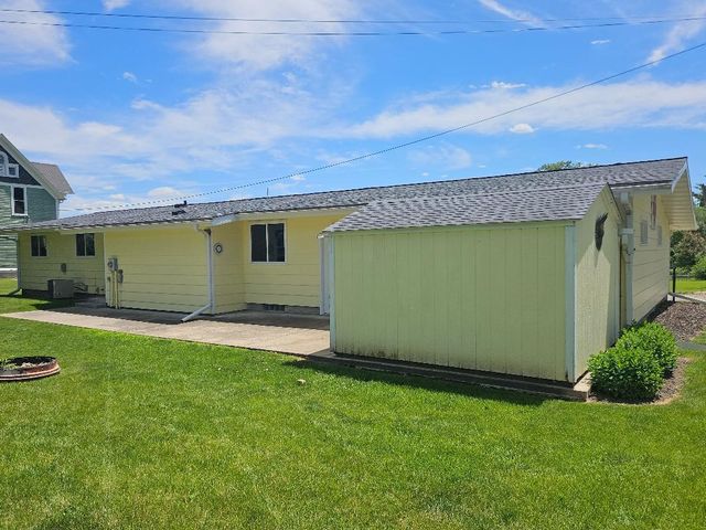 808 18th Street, Belle Plaine, IA 52208