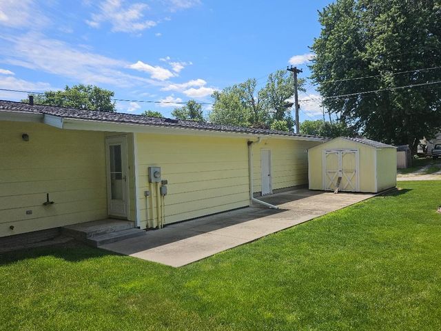 808 18th Street, Belle Plaine, IA 52208