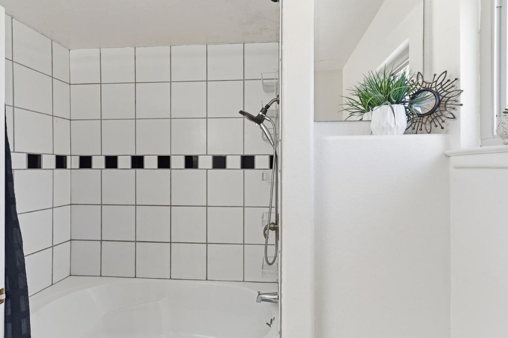 Image 14 of property listing at 4706 E San Gabriel Avenue, Fresno, CA 93726