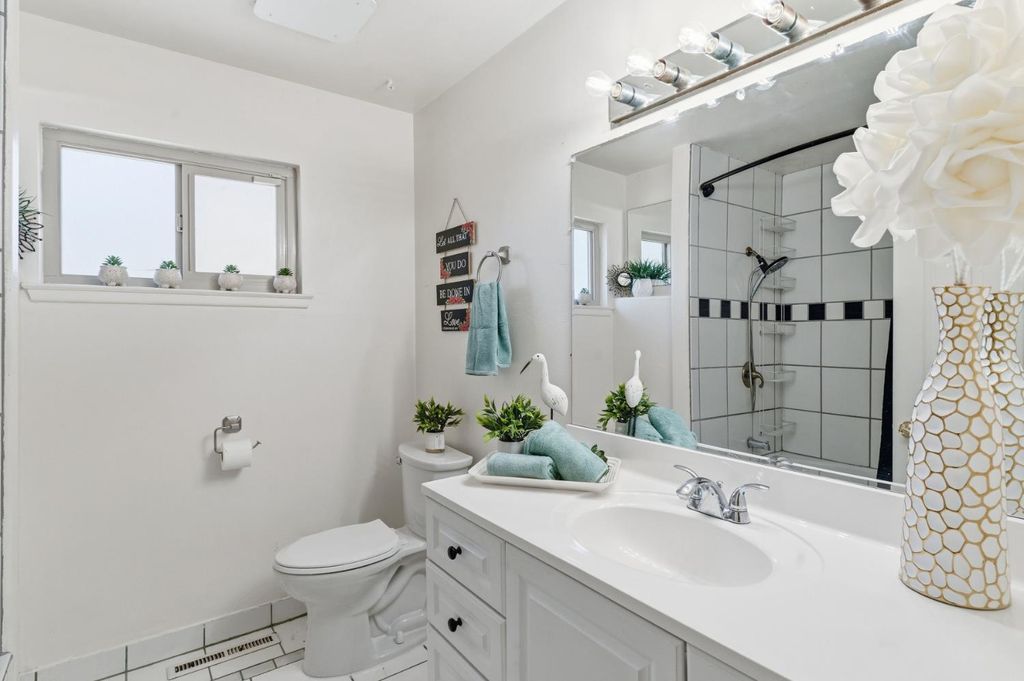 Image 15 of property listing at 4706 E San Gabriel Avenue, Fresno, CA 93726