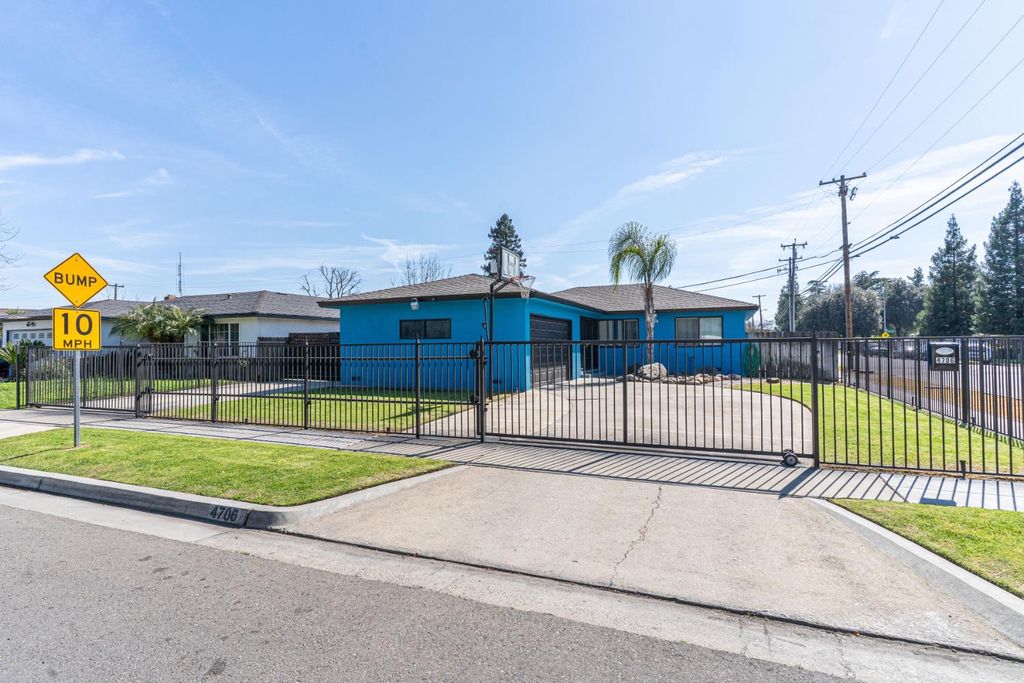 Image 3 of property listing at 4706 E San Gabriel Avenue, Fresno, CA 93726