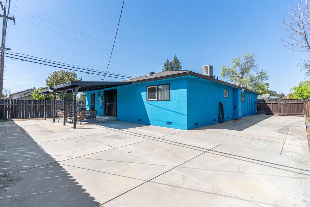 Image 5 of property listing at 4706 E San Gabriel Avenue, Fresno, CA 93726