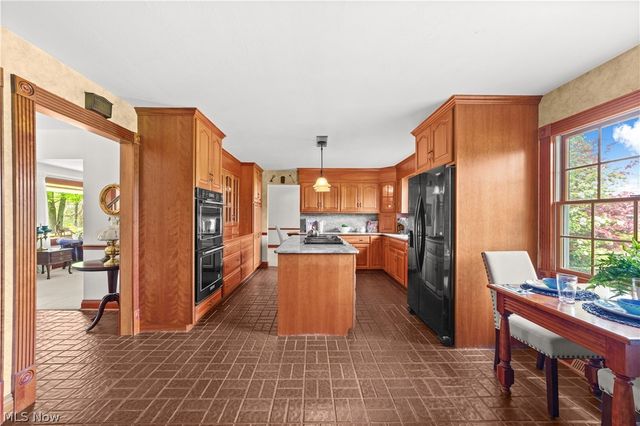 8730 Bainbridge Road, Chagrin Falls, OH 44023