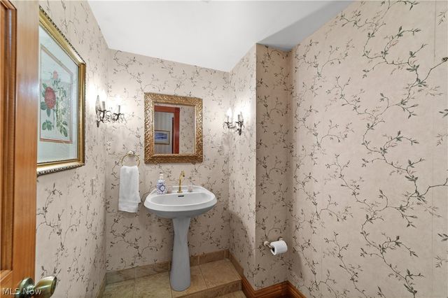 8730 Bainbridge Road, Chagrin Falls, OH 44023