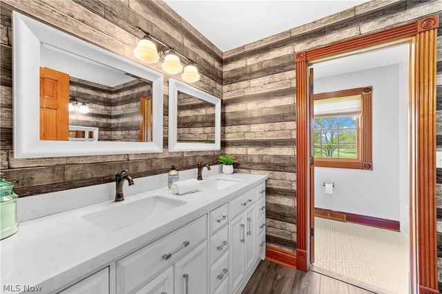 8730 Bainbridge Road, Chagrin Falls, OH 44023