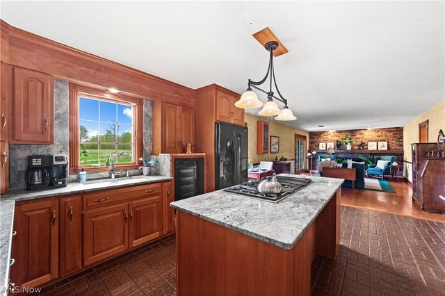 8730 Bainbridge Road, Chagrin Falls, OH 44023