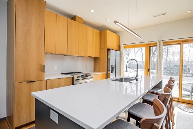 230 SE 7th Street, Bentonville, AR 72712