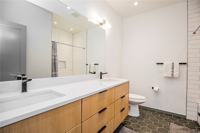 230 SE 7th Street, Bentonville, AR 72712