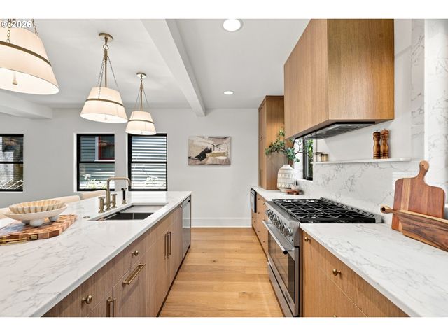 3533 Ne HASSALO St, Portland, OR 97232