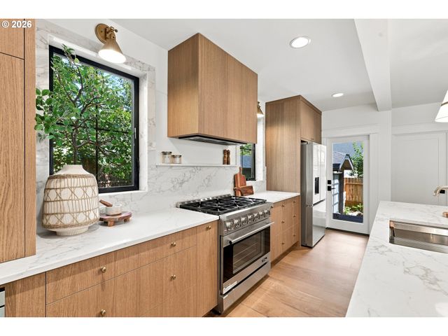 3533 Ne HASSALO St, Portland, OR 97232
