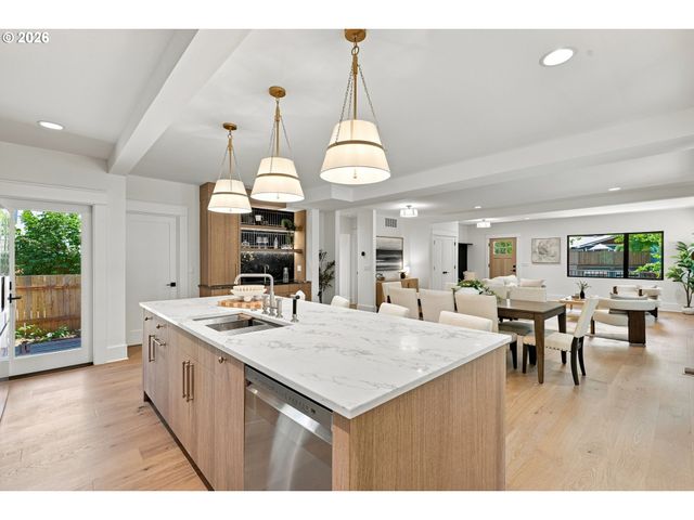 3533 Ne HASSALO St, Portland, OR 97232