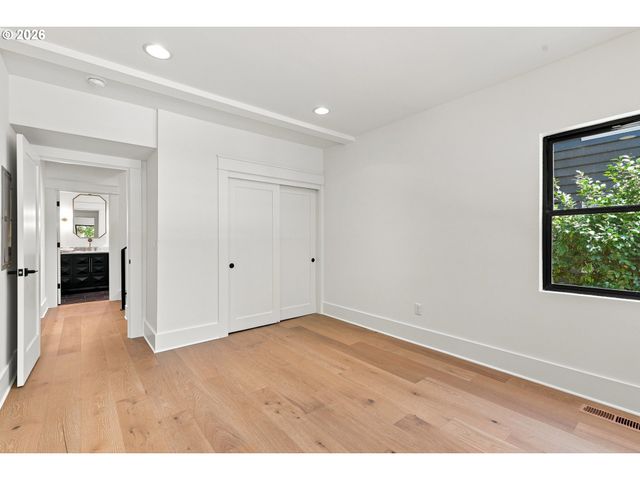 3533 Ne HASSALO St, Portland, OR 97232
