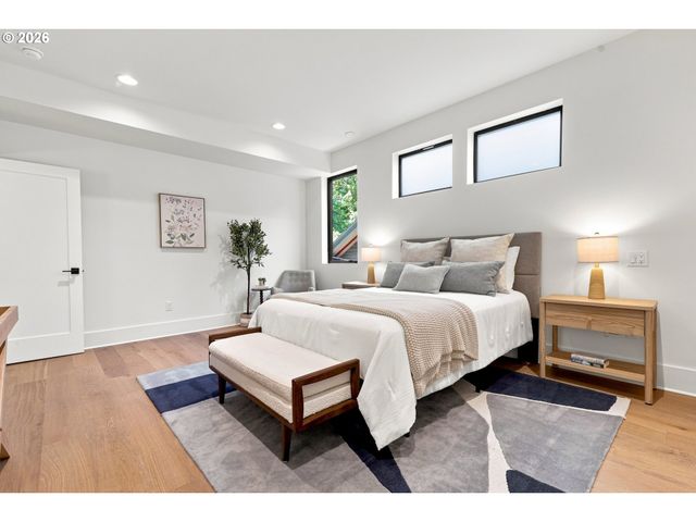 3533 Ne HASSALO St, Portland, OR 97232