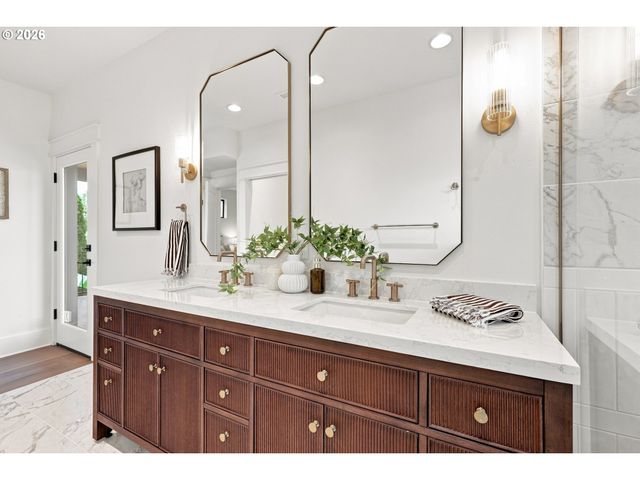 3533 Ne HASSALO St, Portland, OR 97232