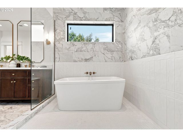 3533 Ne HASSALO St, Portland, OR 97232