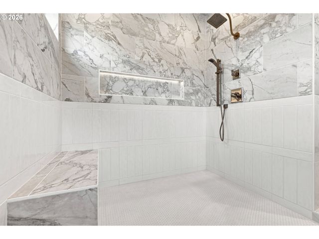 3533 Ne HASSALO St, Portland, OR 97232