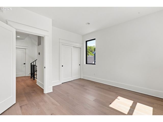 3533 Ne HASSALO St, Portland, OR 97232